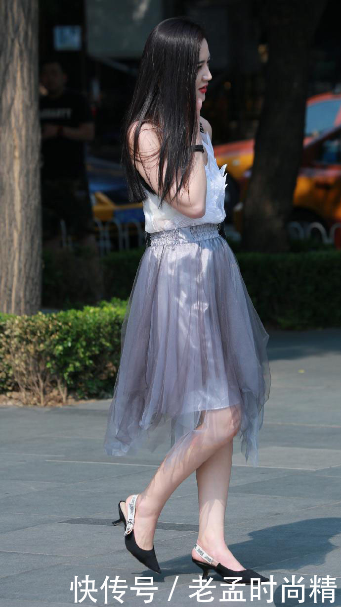 半身裙|街拍:这件半身裙设计特点, 采用三层布料, 会不会太闷热了