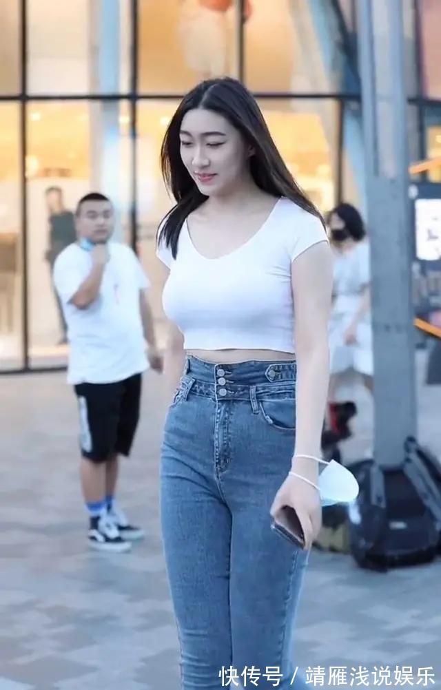 身段 美女脚上搭配一双小高跟鞋,穿起来更加的显高,非常的性感