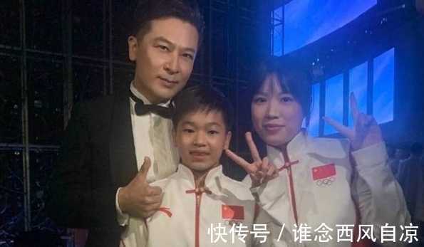 全紅嬋楊倩一同參加活動(dòng),紅姐表情呆滯顯刻意,后臺(tái)合影太搞怪