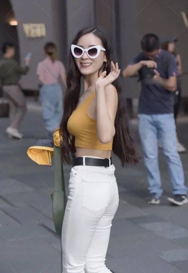 喇叭裤|小姐姐橙色小背心搭配白色喇叭裤,炫腹风格更加突显自己身材