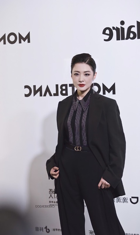 气场|周涛罕见“耍帅”，一身黑色西服套装干练利落，知性又有气场