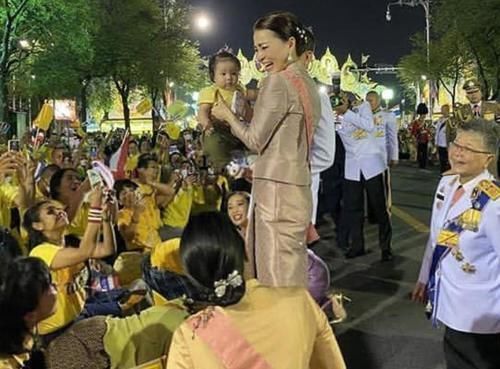 母亲|42岁苏提达是好母亲将小女孩高高举起,担心被奢华腰封划伤