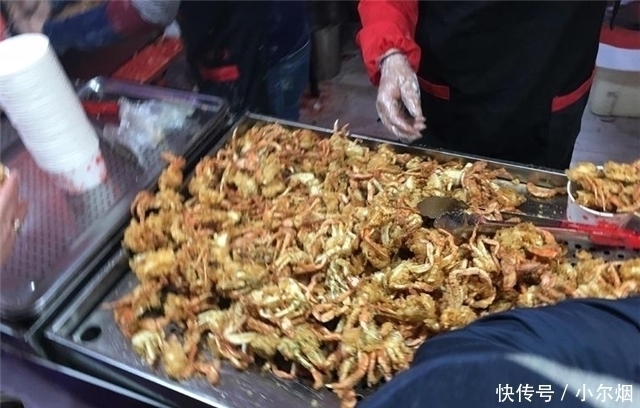  父子街头卖“特色”小吃，15元一份遭哄抢，食客怎么吃都不够
