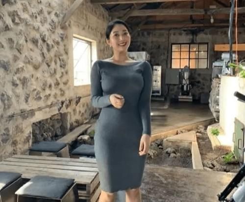 曼妙|胸围很大的连衣裙美女,曼妙身姿一览无遗,时尚却不乏稳重