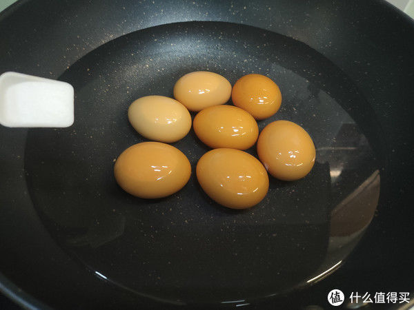 煮鸡蛋时,切记别只加清水,多加两样,蛋壳好剥,蛋黄嫩滑不发青