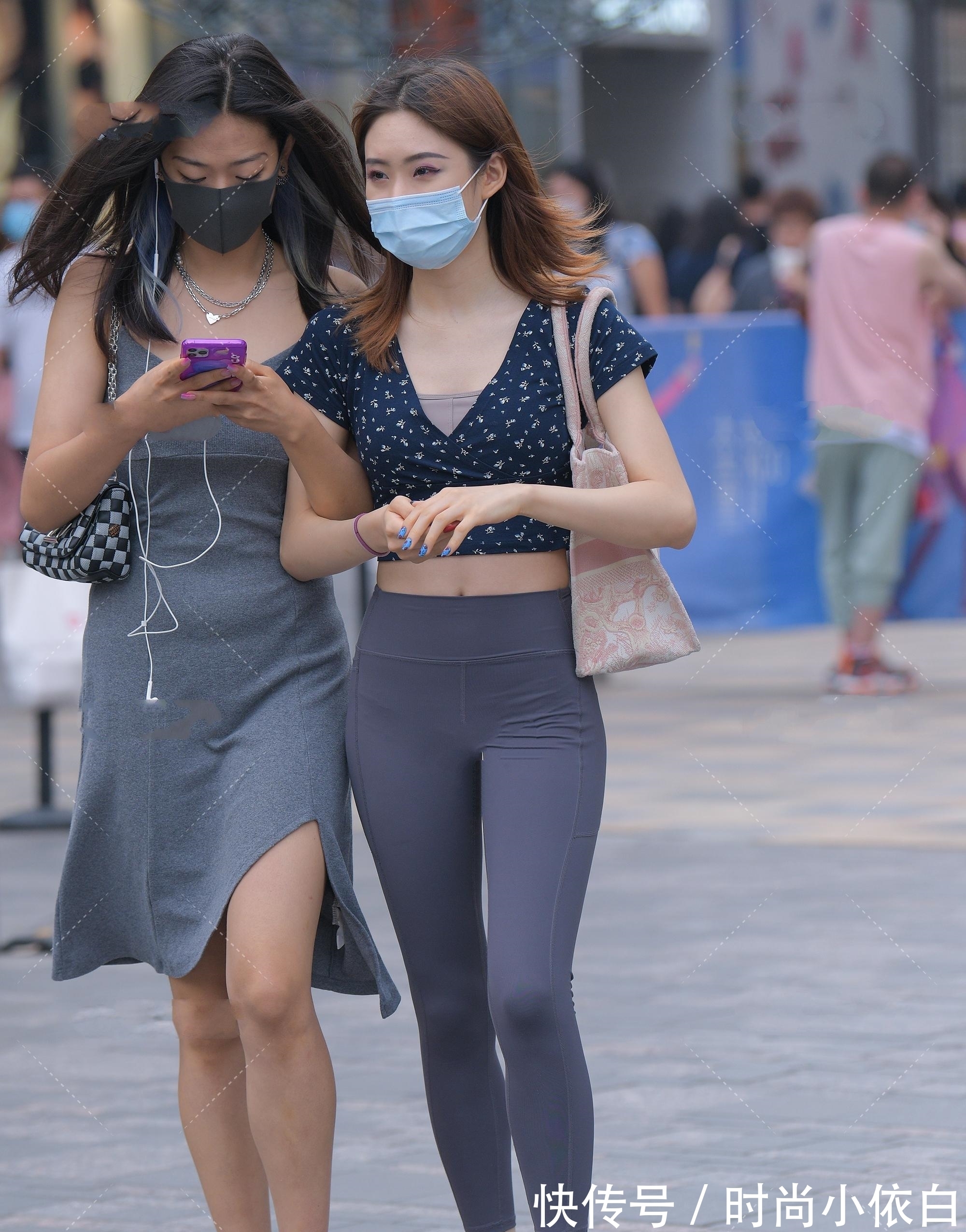 上衣 小碎花上衣搭配瑜伽裤，简约俏皮，这样的鞋包更有少女心