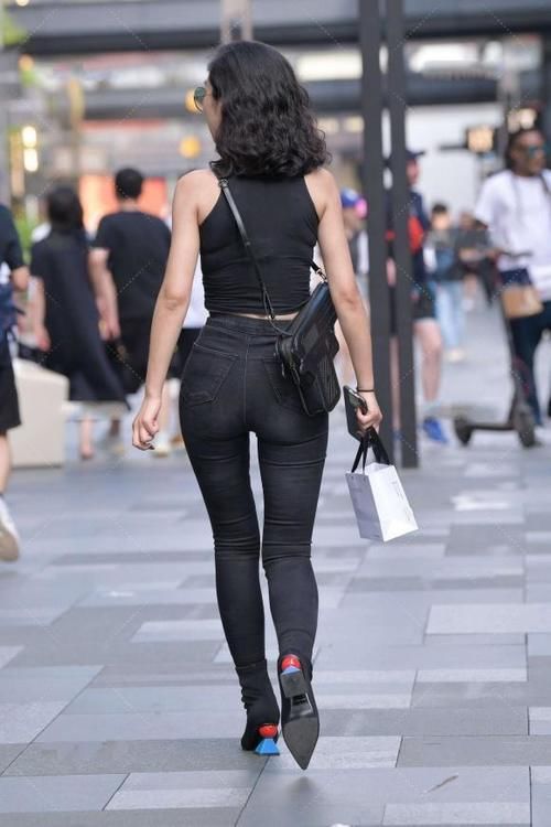 会穿搭的女生就是任性，洋溢着个性的魅力，轻松美出时尚感