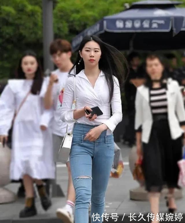 包臀裙|背心搭配牛仔裤,非常的甜美又俏皮,高腰的设计非常的显高