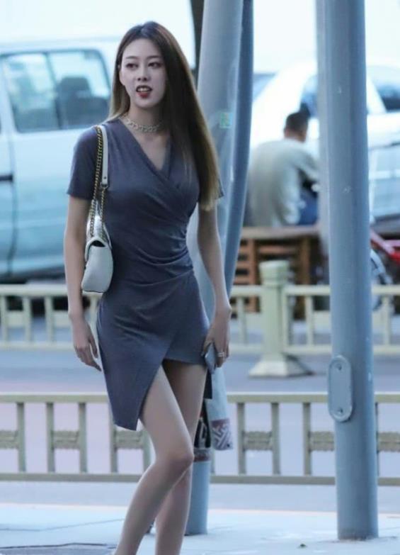 女人味|身材高挑的小姐姐,时尚大气,长发飘逸很有女人味