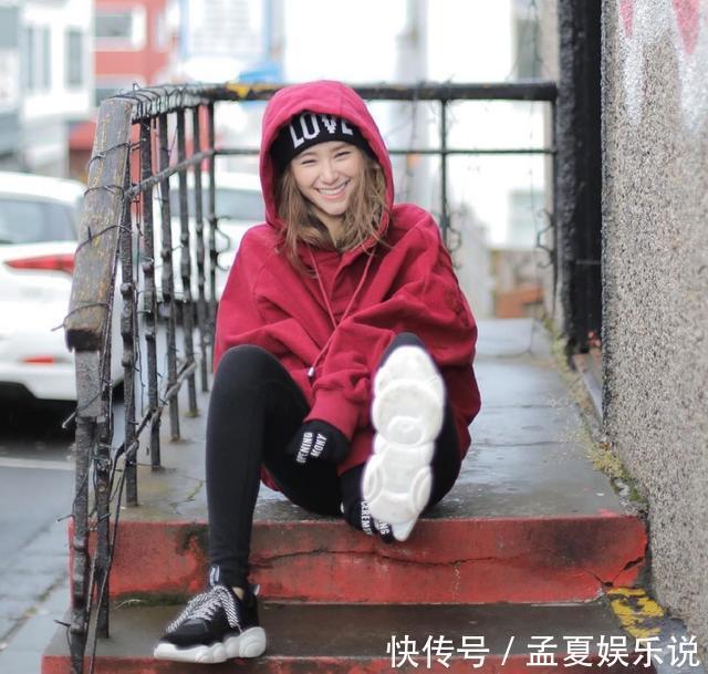 紧身裤|何超莲美貌又多金,穿卫衣坐地上也显眼,真是骨子里的豪门名媛范