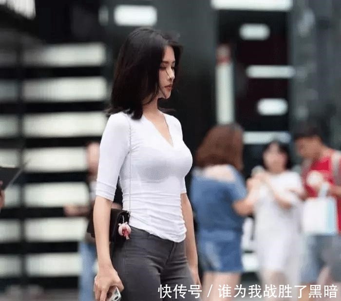 街拍:有时候身材比颜值更重要,这位美女做了最好的诠释!