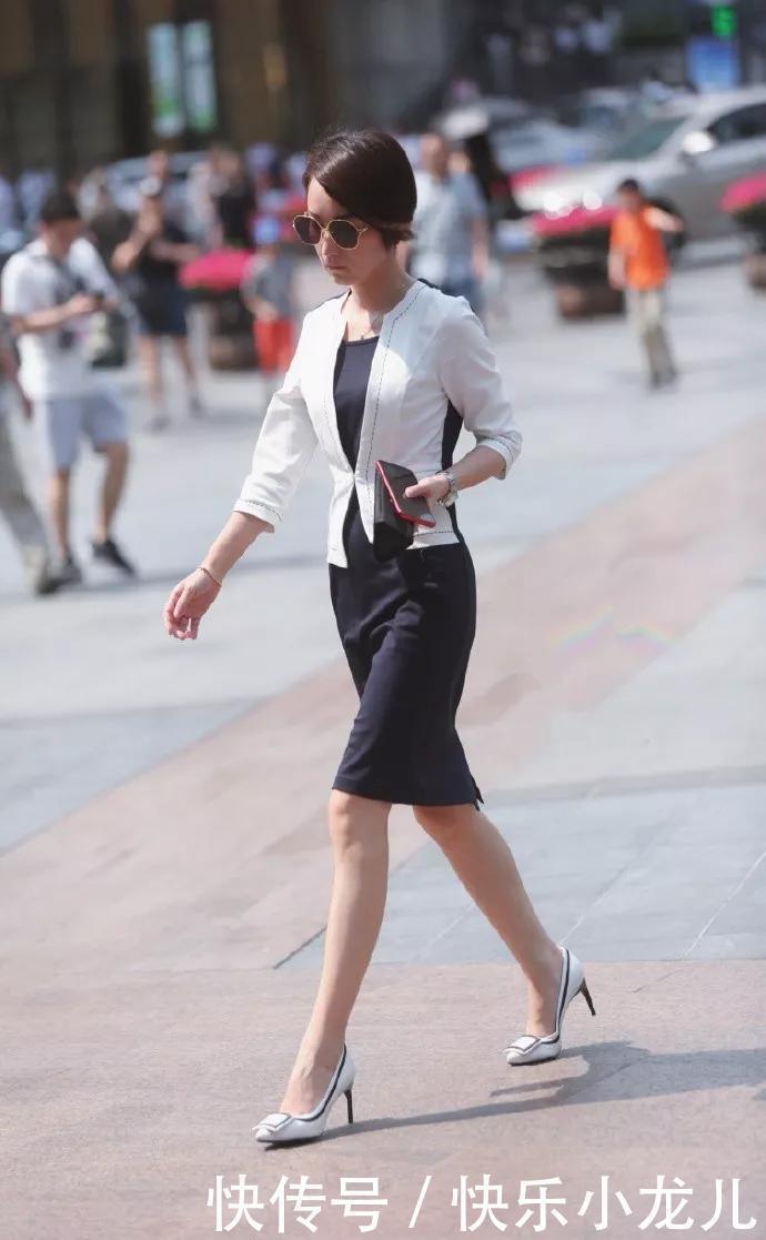 街拍粉色上衣加上白色的热裤,看上去上十分的青春活泼