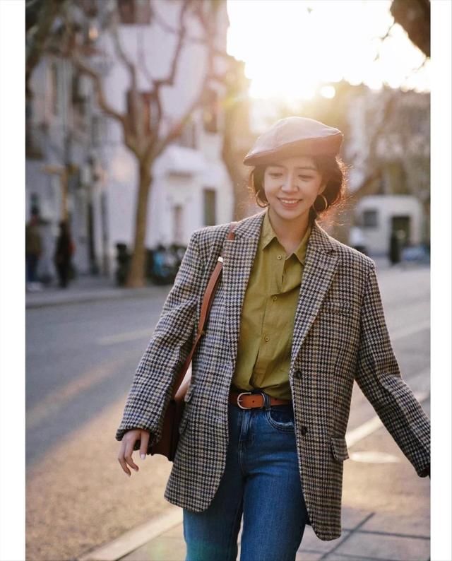 讲真！穿优衣库就服这些50+女性，她们的早春穿搭，时髦高级