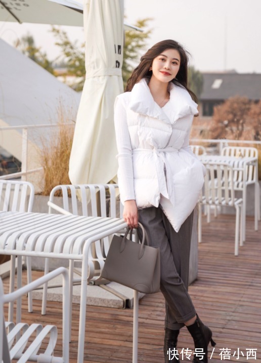 小白鞋|奔三奔四的女人别穿得太薄,试试这些羽绒服混搭,轻松美出新高度