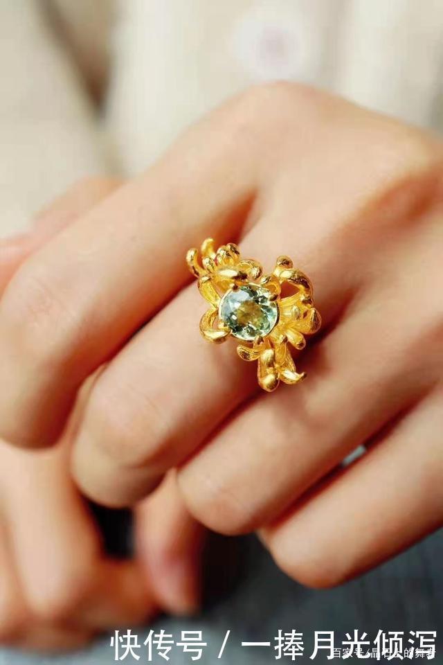 把珠宝做成心脏的样子,分享一些充满创意元素的珠宝