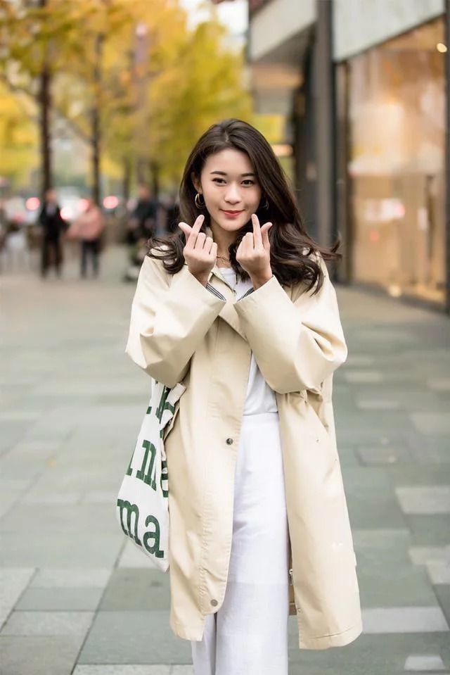 街拍：美女身穿个性上衣，时尚又亮丽，尽显高贵气质