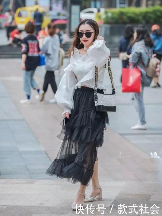 艳逸|街拍:瑰姿艳逸的小姐姐,衬衫配黑色纱裙,时尚优雅