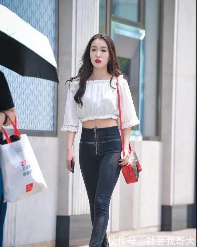 挂坠 搭配有非常多种多样,若是你喜欢搭配秋冬装,怎能少得了百褶裤呢!