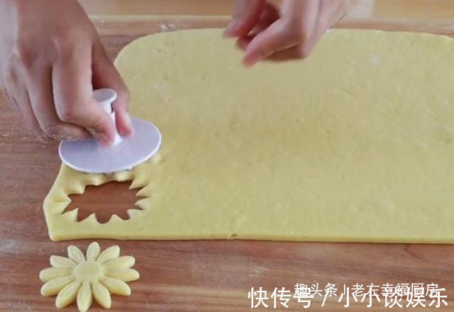 两颗鸡蛋一碗面，给儿子做了一个小零食，暄软香甜，超级好吃