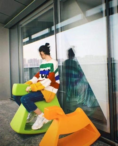 ?别只会穿黑白灰，学习刘雯的“彩色”穿搭技巧，好看又显高级