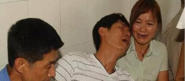 扔到|女儿抢过爸爸的手机扔到水里,爸爸愤怒的行为,女儿再也没有醒来