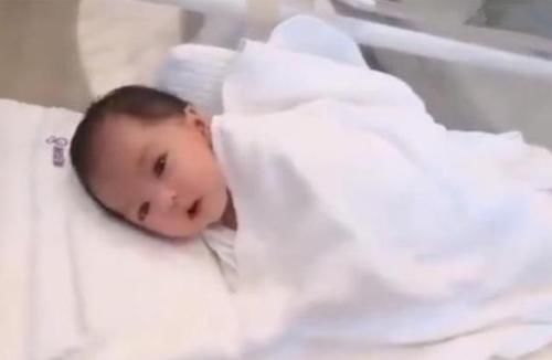 “高颜值女婴”走红,用长相征服众人,护士感慨:还是头一回见