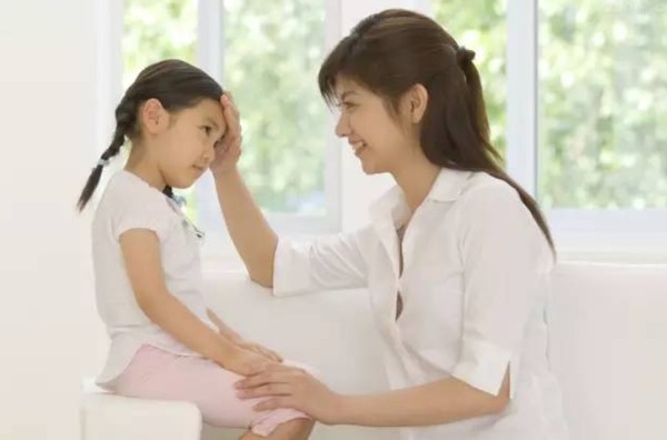 礼貌|宝妈坐地铁抱娃姿势火了,网友:教养无关贫富,体现在细节上