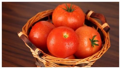 西红柿|岁数大了容易有老年斑？若能做好3件事，或许老了也干干净净