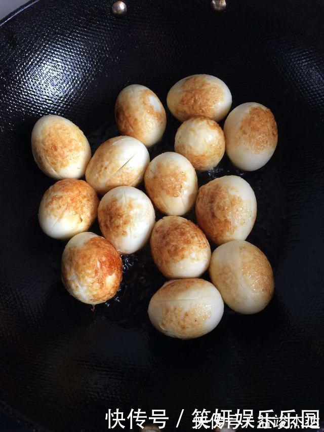 清水煮鸡蛋太普通,先煎后煮的鸡蛋才好吃,连蛋黄都入味!