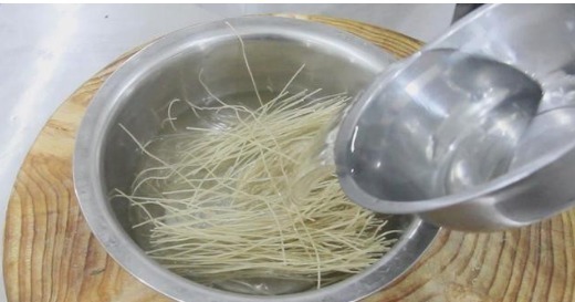 豆芽|黄豆芽炒粉条的做法，厨师长一个小技巧，粉条不坨块不糊底还入味