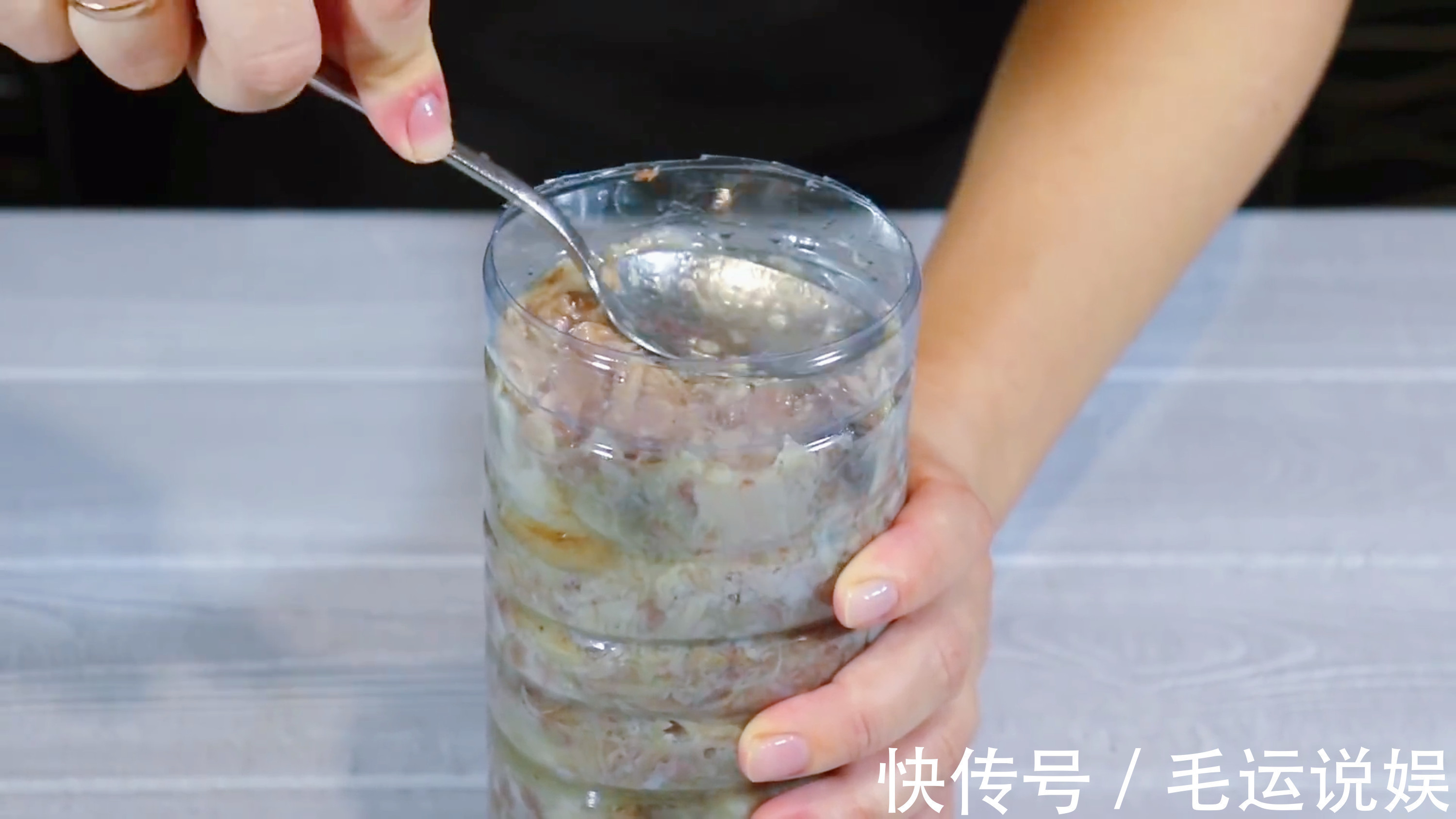 把猪肉装到矿泉水瓶子里，12小时后变成美味香肠，做法头一次见