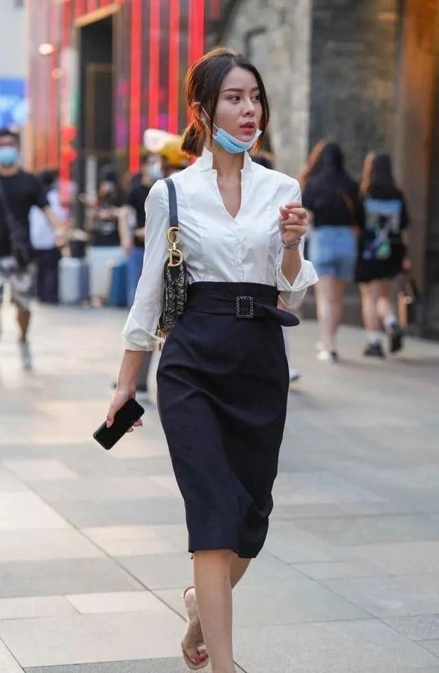 连衣裙|潮流个性的连衣裙穿搭彰显一丝活力，气质女生都喜欢简单时尚