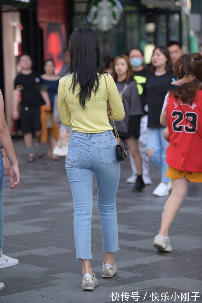 搭配|简单的单品也有魅力，修身打底搭配牛仔裤，穿出性感时尚