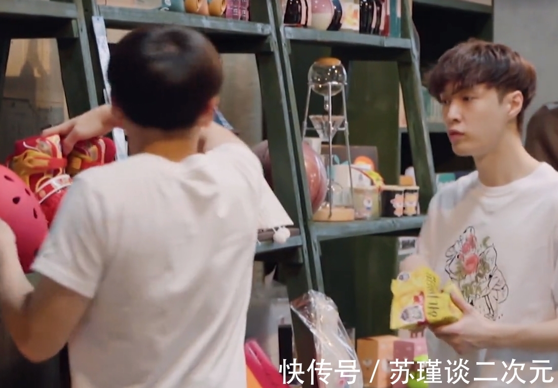 地毯|張藝興悠閑躺在地毯上,誰(shuí)注意彭昱暢躺哪?弟弟的讓步很顯然