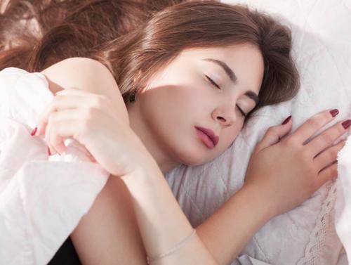 内衣|都说裸睡好，女性睡觉时，该不该穿内衣和内裤？建议了解