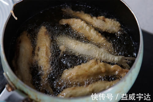 炸鱼时，挂糊用面粉还是淀粉？都不对，记住挂糊的方法，酥香鲜嫩