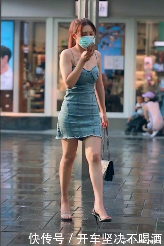 最近“牛仔裙”火了,中年女士都在入手,时髦潮流又显气质!