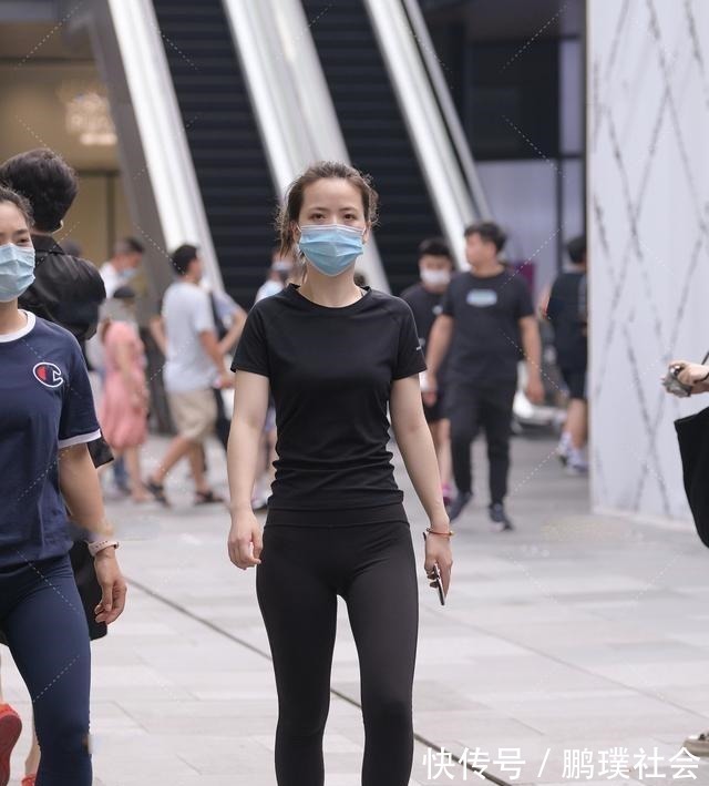 长裤 黑色打底裤搭配时尚白色上衣,简单好上手,有一种酷帅的感觉!