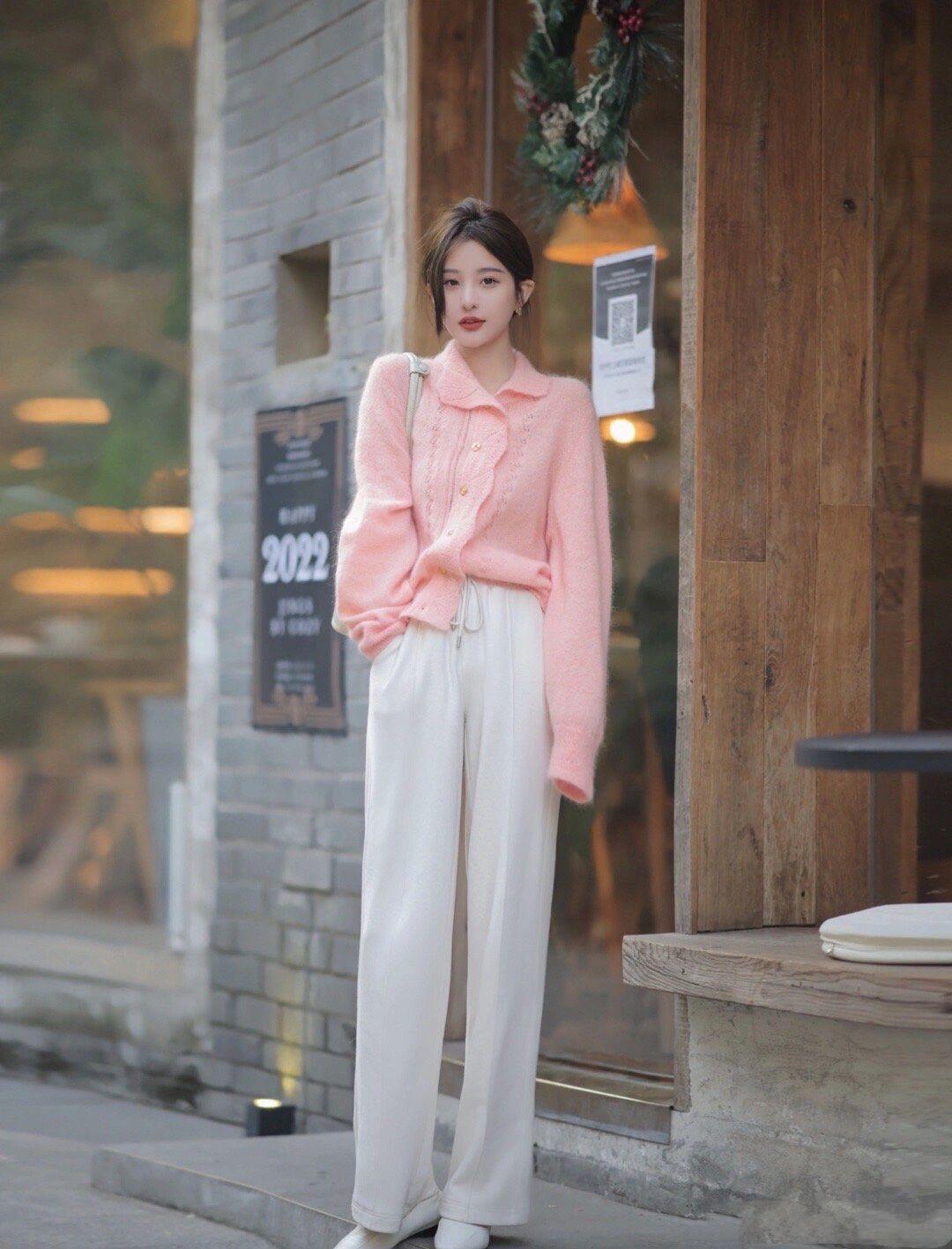 大长腿 冬天就适合穿“粉色毛衣”,保暖温柔又有格调,清新减龄又显气质