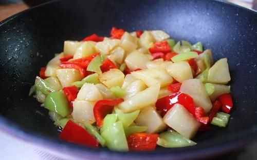 土豆新吃法先煎后炒，外酥里嫩，鲜香美味，好吃到停不下来