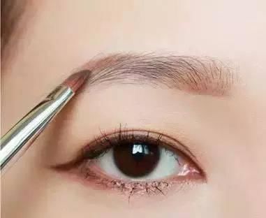 眼线和眉毛这样画才最迷人，今年女神都在这样化眼妆！