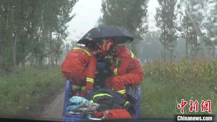 消防员|山西消防员骑三轮车冒雨急送坠井老人：“想让老人早点就医”