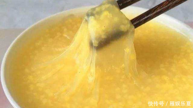 熬小米粥时,直接用水煮是错的,大厨教你一招,米粥香浓油润好喝