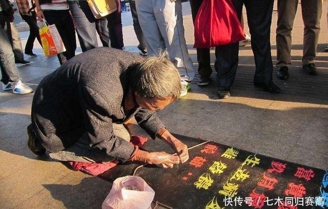 从乞丐到千万富翁:苦练10年粉笔字,自创字体被收购,摇身一变书法家