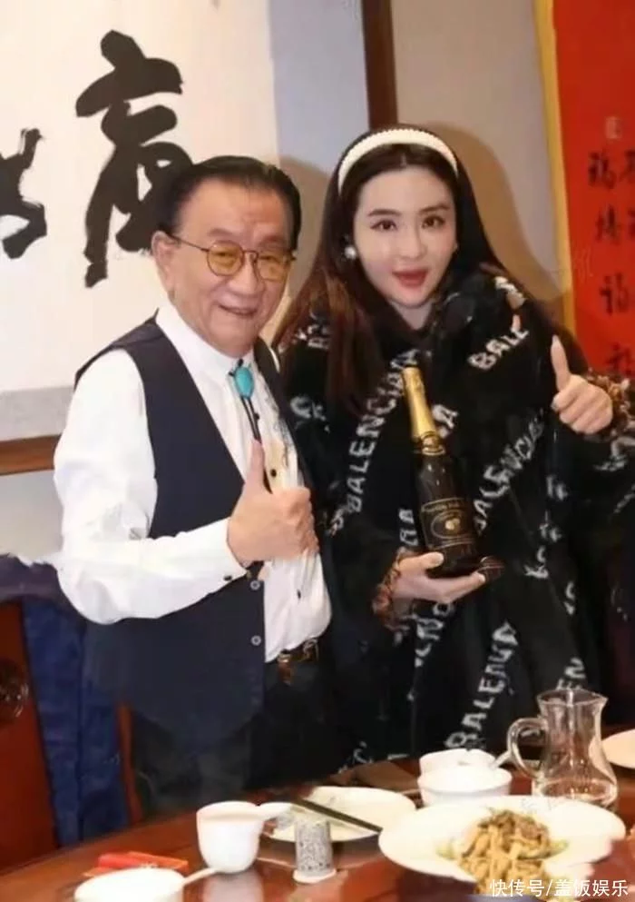 侯耀华76岁生日红光满面！和美女富婆贴身合影，喝便宜酒戴爱马仕（爱马仕皮带官网官方旗舰店）