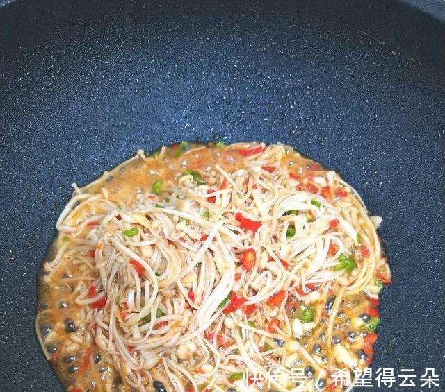 维生素b1|3块钱就能做的蚝油金针菇，香辣开胃，做法简单，10分钟就上桌！