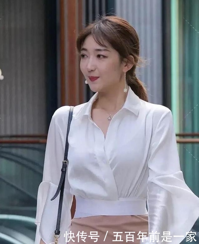 小姐姐|白色衬衫配A字裙,“梨型身材”女孩的小心机,魅力不可阻挡