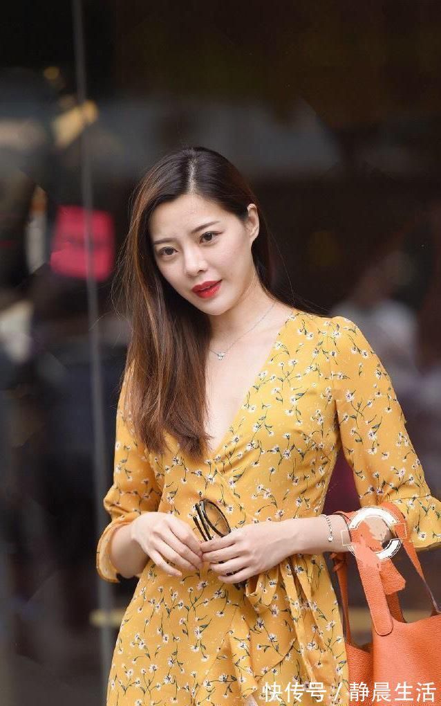知性派 黄色碎花连衣裙搭配高跟鞋, 知性女人的可爱俏皮, 怎么看都别扭