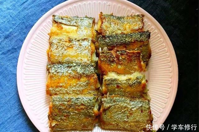 做带鱼时,直接清洗可不对,多加一勺它泡一下,洗得干净没腥味!