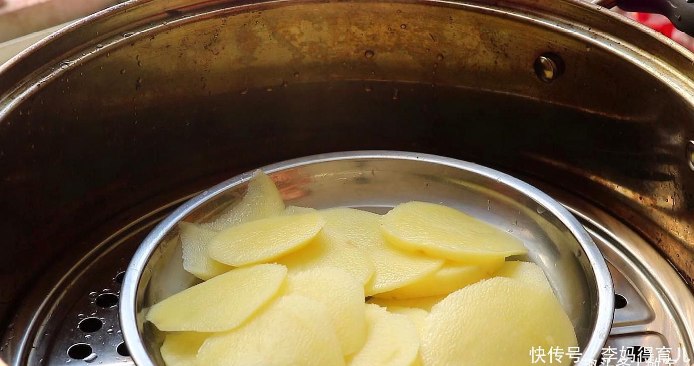 土豆这样做实在太好吃了,饭店都吃不到,外酥里糯,葱香浓郁